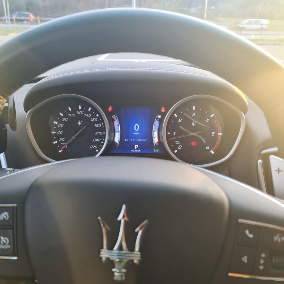 Volan s Maserati logom